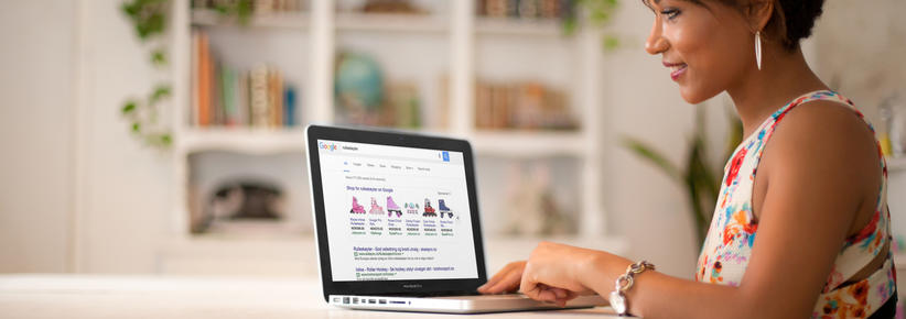 Dame med laptop, skjermbilde med Google shopping annonser